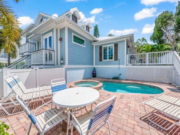 Holmes Beach Upscale Vacation Duplex 3 Bedrooms with Pool