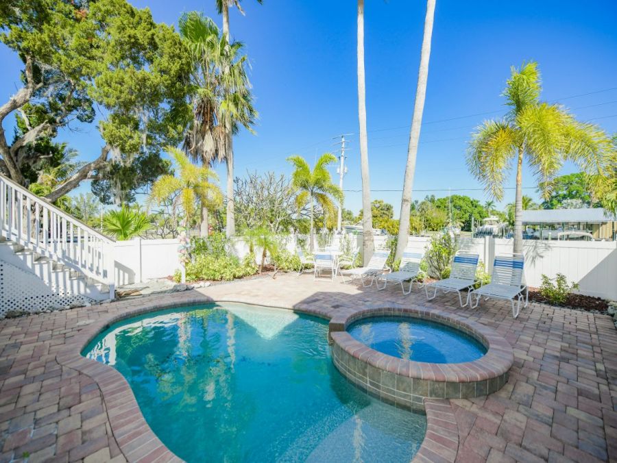 Holmes Beach Upscale Vacation Duplex 3 Bedrooms with Pool