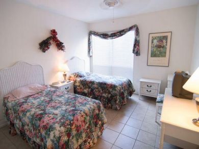 Guest Bedroom with Twin Beds