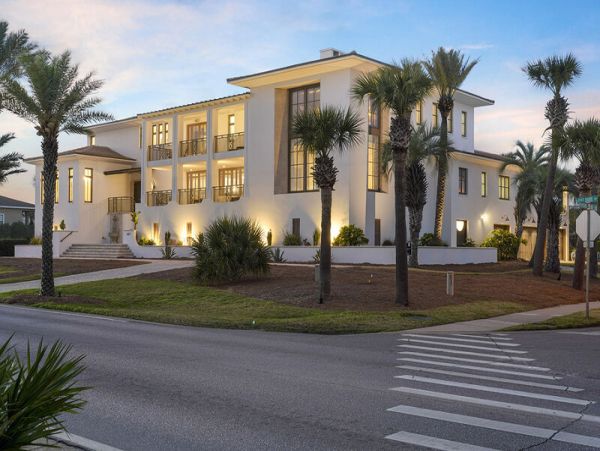 Luxury Villa with Private Pool & Dock Sleeps 40 Guests holiday Isle