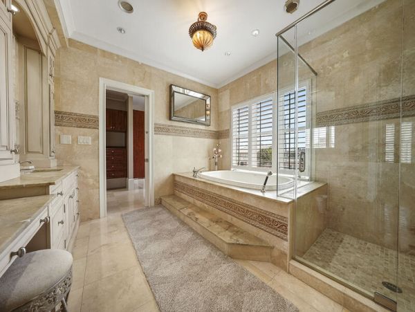Luxury Villa with Private Pool & Dock Sleeps 40 Guests holiday Isle