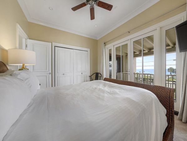 Luxury Villa with Private Pool & Dock Sleeps 40 Guests holiday Isle