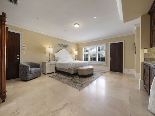 Luxury Villa with Private Pool & Dock Sleeps 40 Guests holiday Isle