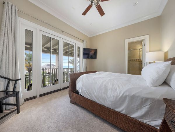 Luxury Villa with Private Pool & Dock Sleeps 40 Guests holiday Isle