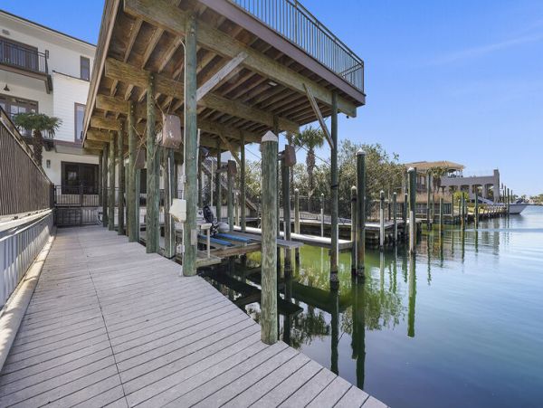 Luxury Villa with Private Pool & Dock Sleeps 40 Guests holiday Isle