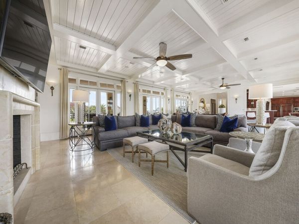 Luxury Villa with Private Pool & Dock Sleeps 40 Guests holiday Isle