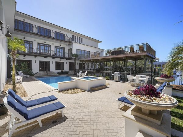 Luxury Villa with Private Pool & Dock Sleeps 40 Guests holiday Isle