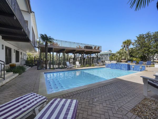 Luxury Villa with Private Pool & Dock Sleeps 40 Guests holiday Isle