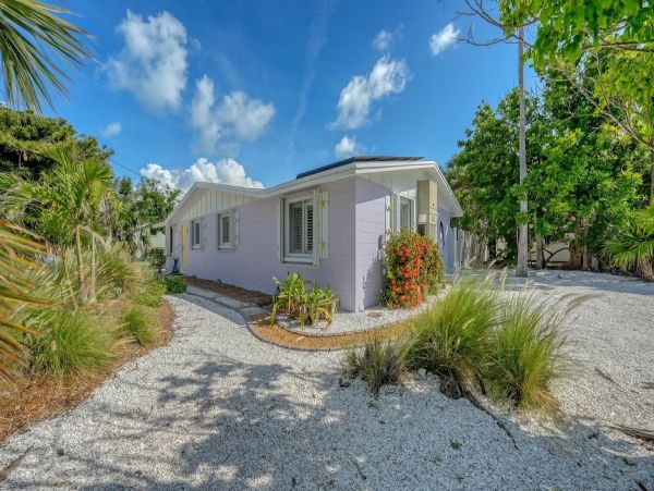 Anna Maria Island Vacation Rental 4-Bedroom Cottage with Heated Pool
