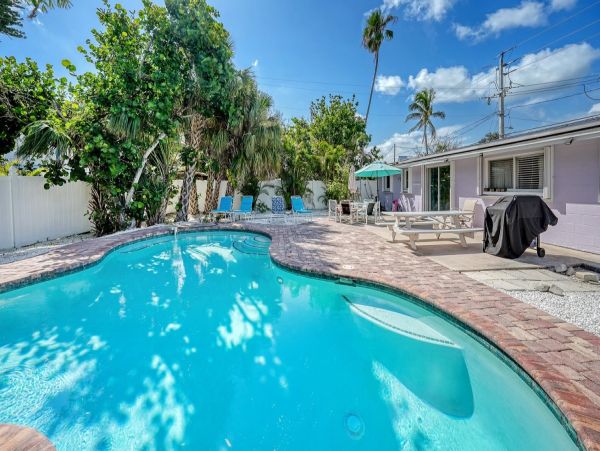 Anna Maria Island Vacation Rental 4-Bedroom Cottage with Heated Pool