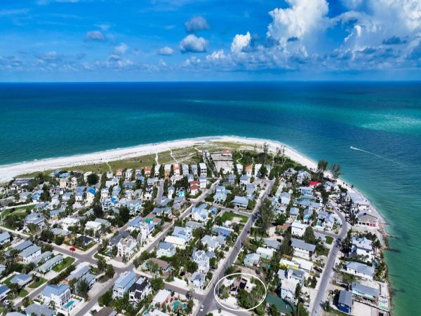 Anna Maria Island Vacation Rental 4-Bedroom Cottage with Heated Pool