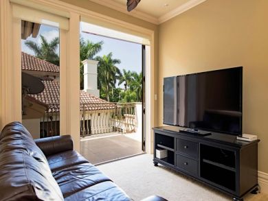 Old Naples Luxury 5 Bedroom Villa Short Walk to Beach