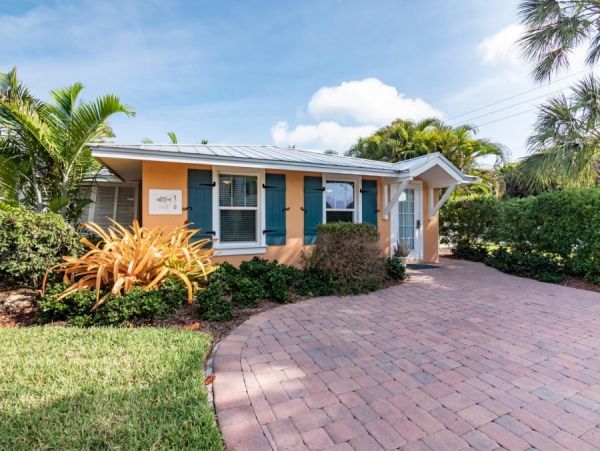 Holmes Beach Two Bedroom Duplex - Sleeps 6 Private Pool