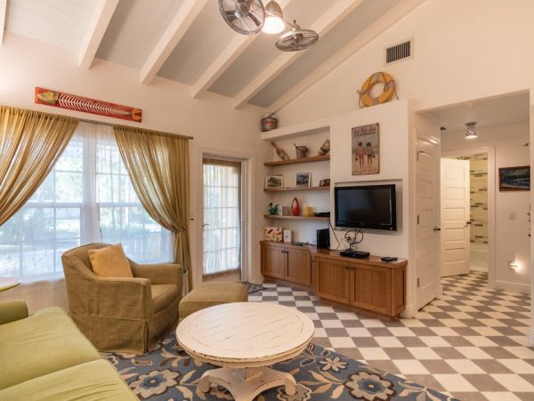 Lovely Cottage in Holmes Beach Walk to Beach