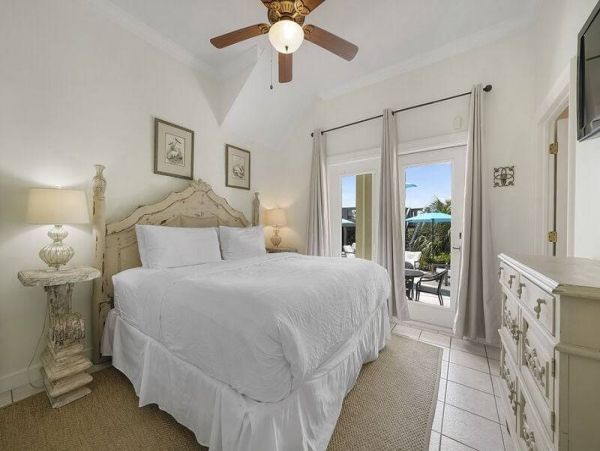 Luxury Beach Vacation Home with Private Pool Eight Bedrooms