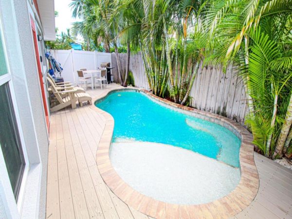 Holmes Beach Cottage One Minute to the Beach