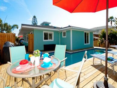 Outdoor Dining Area & Grill by the Pool