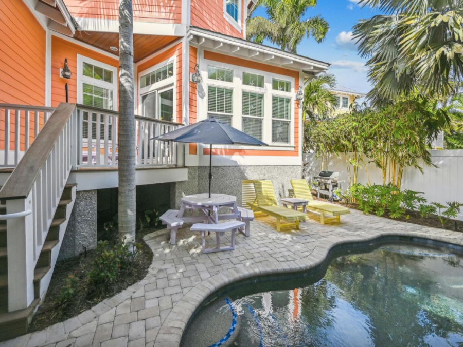 Holmes Beach Stunning 3 Bedroom Vacation Pool Home