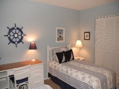 Guest Bedroom with Twin Beds Guest Bedroom with Twin Beds