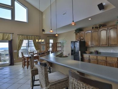 Kitchen & Dining Area