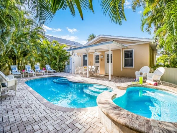 Holmes Beach Vacation Cottage with Pool - One Block to Beach