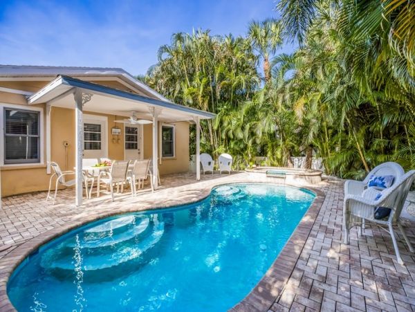 Holmes Beach Vacation Cottage with Pool - One Block to Beach