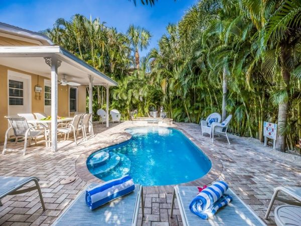 Holmes Beach Vacation Cottage with Pool - One Block to Beach