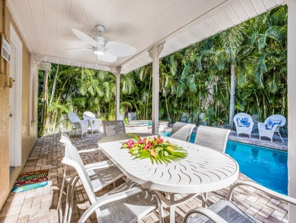 Holmes Beach Vacation Cottage with Pool - One Block to Beach