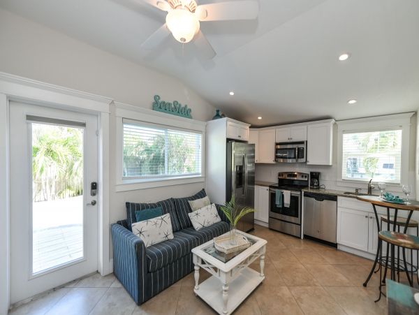 Three Bedroom Holmes Beach Vacation Pool Home 1 Min To Beach