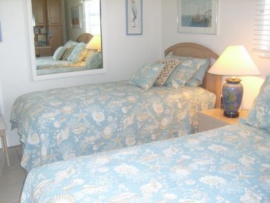 Bedroom with Queen and Twin Bed Bedroom with Queen and Twin Bed