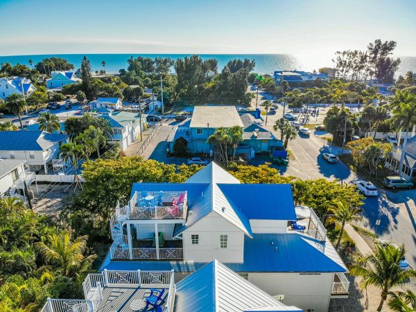 Anna Maria North end Rental 2 min walk to the Beach.
