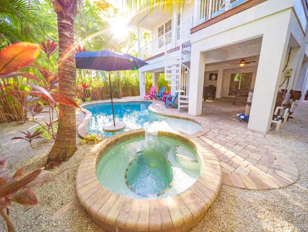 Anna Maria North end Rental 2 min walk to the Beach.