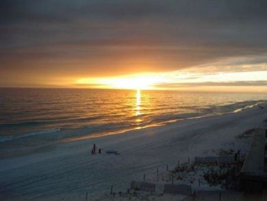 Charming Vacation townhome on Miramar Beach. Call Today.