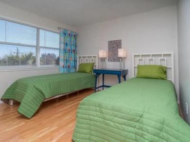 Bedroom 2 with Twin Beds