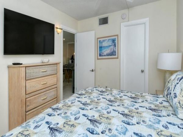 Longboat Key Island Escape: Cozy Condo Near Beach & Pool