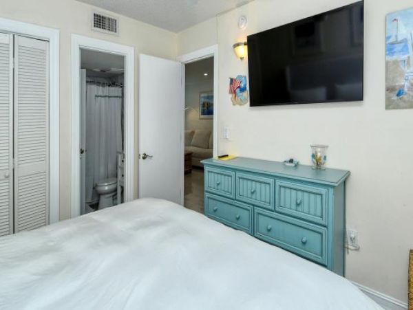 Longboat Key Island Escape: Cozy Condo Near Beach & Pool