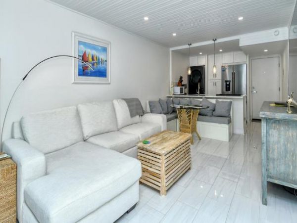 Longboat Key Island Escape: Cozy Condo Near Beach & Pool