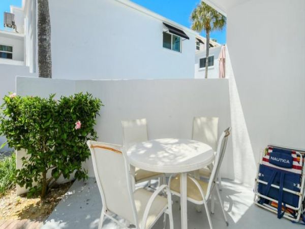 Longboat Key Island Escape: Cozy Condo Near Beach & Pool