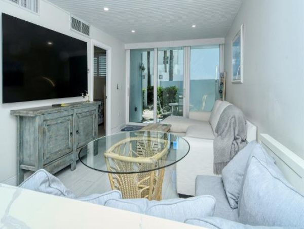 Longboat Key Island Escape: Cozy Condo Near Beach & Pool