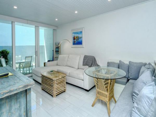 Longboat Key Island Escape: Cozy Condo Near Beach & Pool