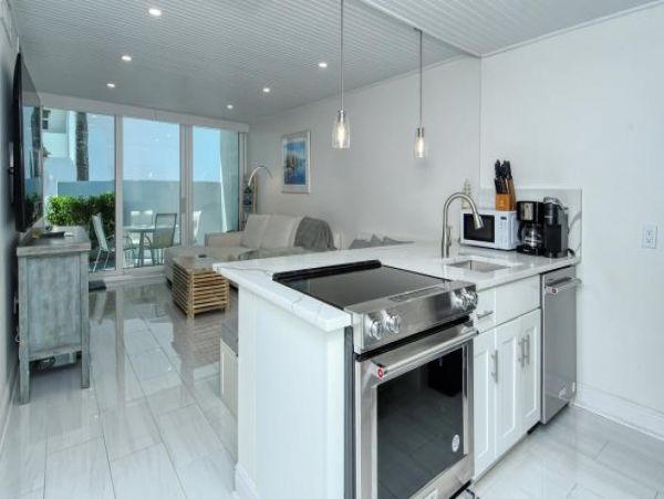 Longboat Key Island Escape: Cozy Condo Near Beach & Pool