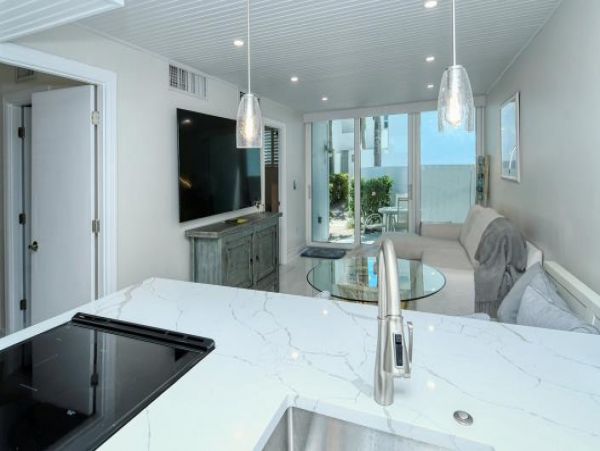 Longboat Key Island Escape: Cozy Condo Near Beach & Pool