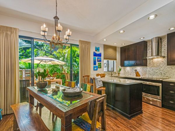 Napilii 3 Bedroom Vacation Rental Home Short Walk To Beach