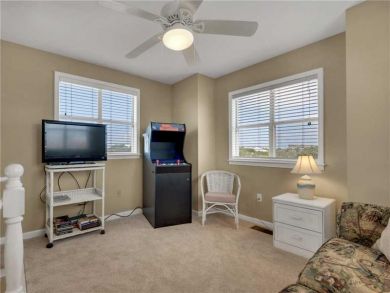 Destin Rental Accommodates 10 Guests Short Walk to Beach