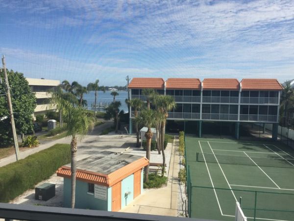 Bradenton Beach Vacation Condo Sleeps Six Guests