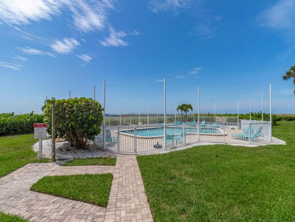 Longboat Key Vacation Condo Sleeps Six Guests On The Beach