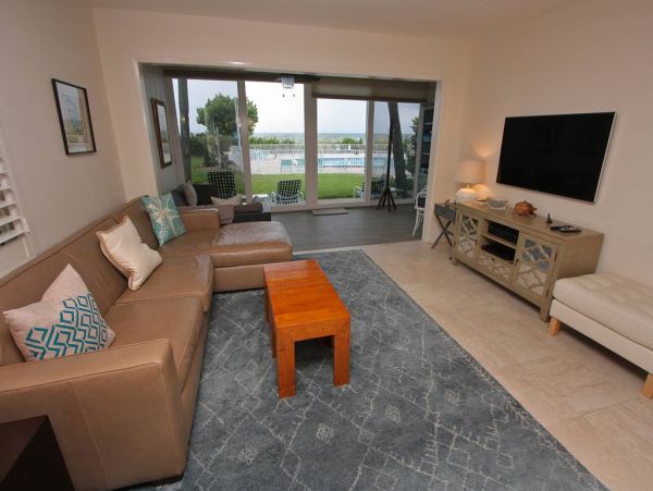 Longboat Key Vacation Condo Sleeps Six Guests On The Beach