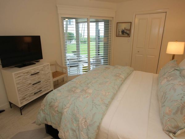 Longboat Key Vacation Condo Sleeps Six Guests On The Beach