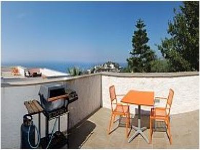 Outdoor Dining Area & Grill