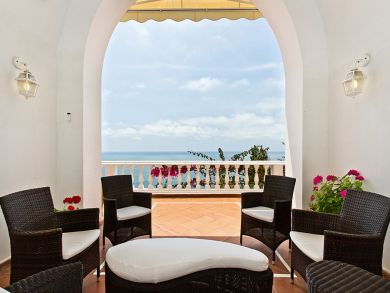Seating Area Leads to Terrace Seating Area Leads to Terrace